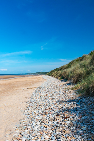 Photo de la plage d'Omaha Beach en Normandie avec de nombreuses coquillages