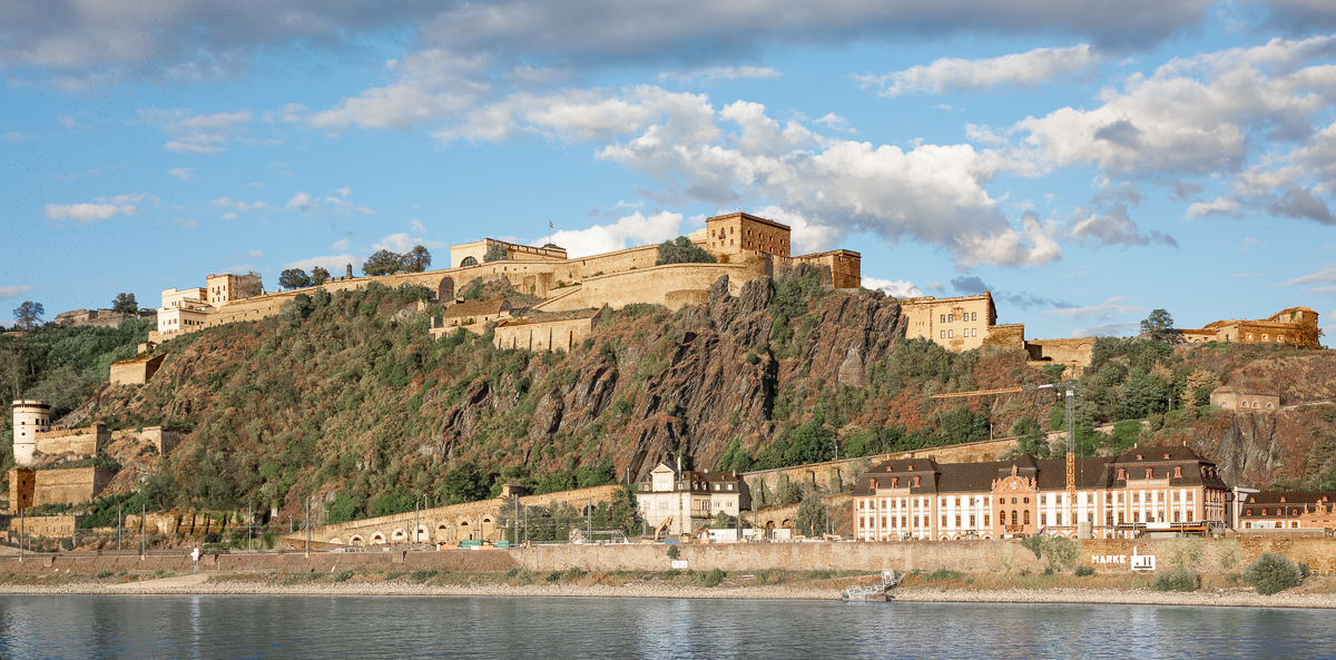La fortresse Ehrenbreitstein sur les hauteurs au-dessus du Rhin à Koblenz en Allemagne