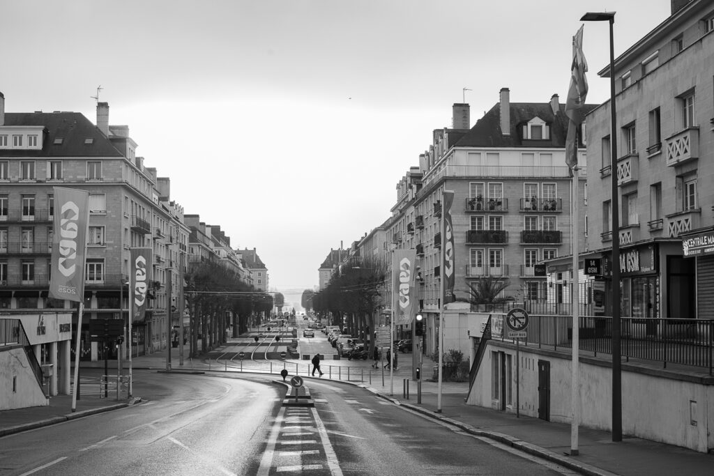 Une matinée dans la ville de Caen presque vide