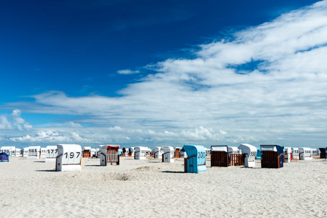 Photo de la plage de sable blanc à Harlesiel en Allemagne